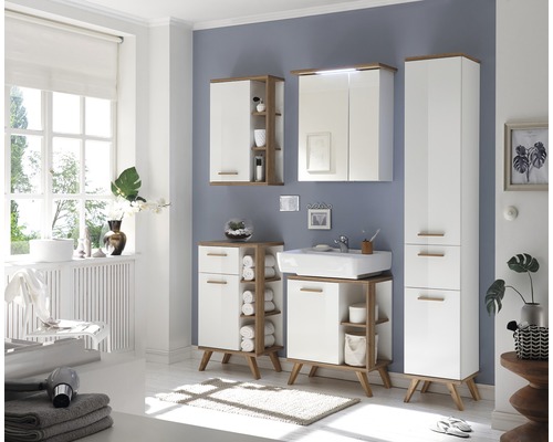 Helles Badezimmer mit Waschtisch, Spiegelschrank und Hochschrank in Holzoptik und Weiss