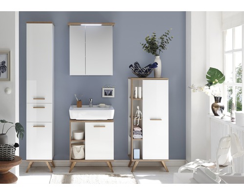 Badezimmer mit Hochschrank, Waschtischunterschrank und Spiegelschrank