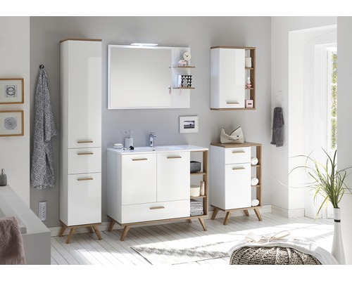 Badezimmer mit Waschtischunterschrank, Spiegelschrank, Hängeschrank und Hochschrank im skandinavischen Stil