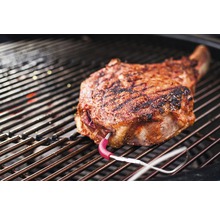 Tomahawk Steak auf Grill mit Fleischthermometer