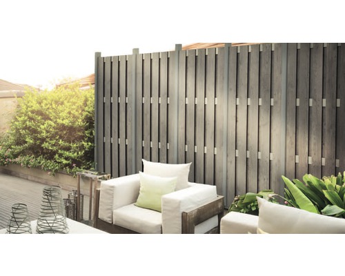 Clôture en bois avec mobilier de jardin sur la terrasse