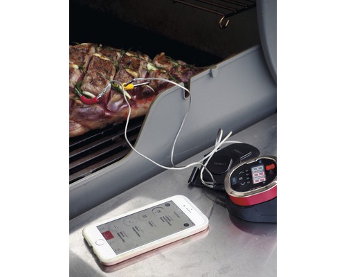 Thermomètre de grill en cours d''utilisation avec de la viande sur le grill et application smartphone pour la surveillance de la température