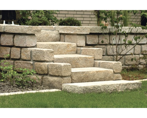 Escalier en pierres naturelles dans le jardin