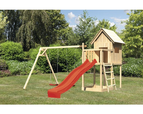 Cabane sur pilotis AKUBI Frieda + extension + toboggan rouge + balançoire Aire de jeux avec balançoire, toboggan et cabane en bois dans le jardin