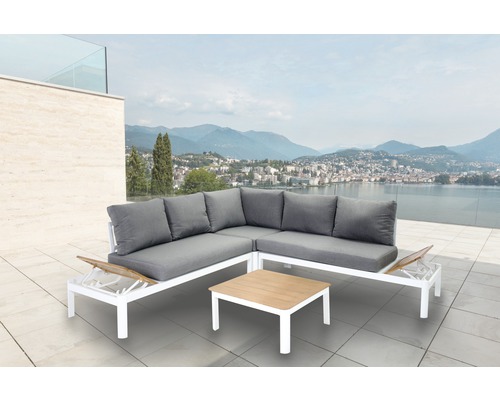 Gartenlounge-Set mit Ecksofa, Kissen und Tisch auf einer Terrasse mit Seeblick