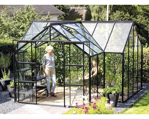 Gewächshaus Vitavia Sirius Einscheibensicherheitsglas 3 mm 383x383 cm schwarz Gewächshaus mit Glaswänden und Stahlrahmen im Garten.