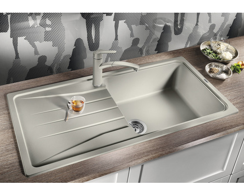 Évier avec égouttoir et robinetterie sur un comptoir de cuisine