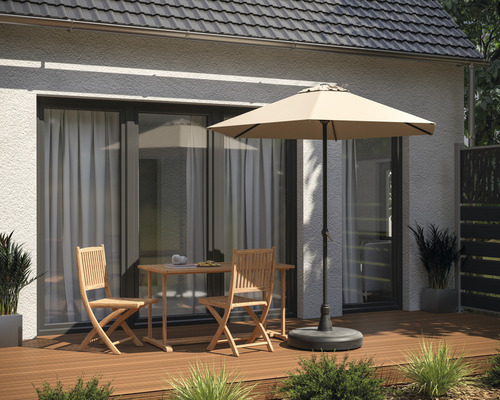 Terrasse avec table de jardin, chaises et parasol