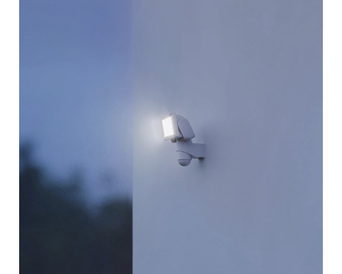 Aussenstrahler mit Bewegungsmelder an der Wand