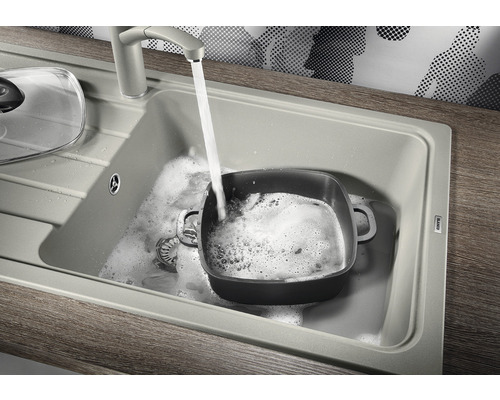 Spüle mit Wasserhahn und Topf zum Geschirrspülen