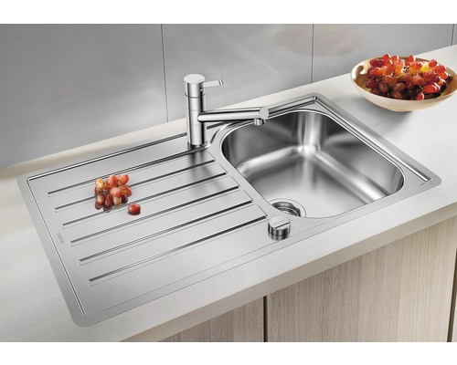 Évier en acier inoxydable avec égouttoir et robinet