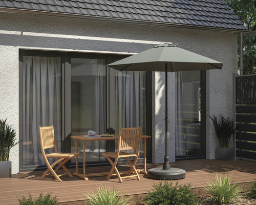 Scène de terrasse avec table de jardin, chaises et parasol