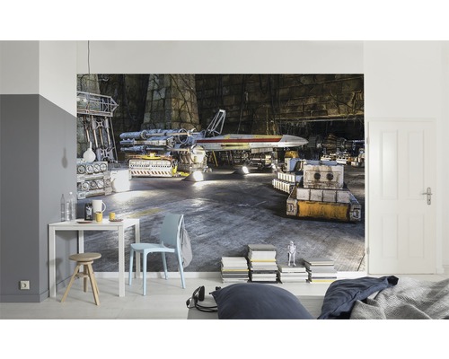 Pièce avec papier peint photo Star Wars représentant un vaisseau spatial dans un atelier