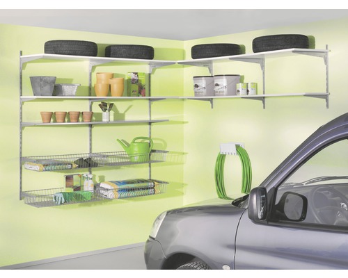 Garage mit Regalsystem, Reifen, Farbeimern und Autoteilen