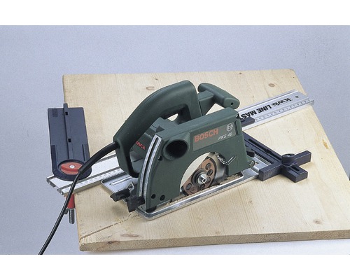 Scie circulaire portative Bosch PKS 46 sur une table en bois
