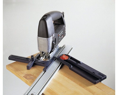 Scie sauteuse avec rail de guidage sur une planche en bois