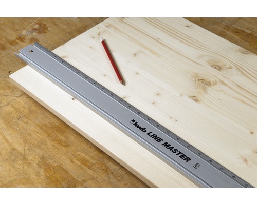 Rail de guidage Kwb Line Master avec crayon sur planche de bois