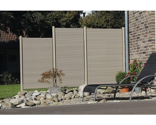 Scène de jardin avec écran d''intimité en osier synthétique