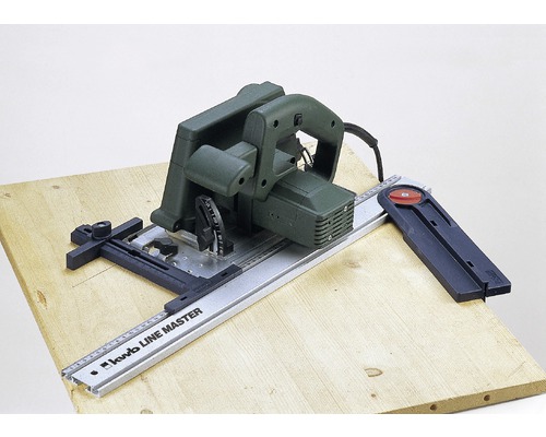 Scie à onglet avec rail de guidage et accessoires sur planche en bois