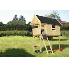 Cabane d''escalade pour enfants en bois avec échelle dans le jardin.