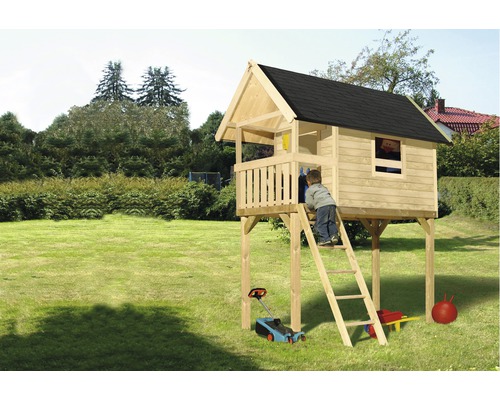 Cabane d''escalade pour enfants en bois avec échelle dans le jardin.