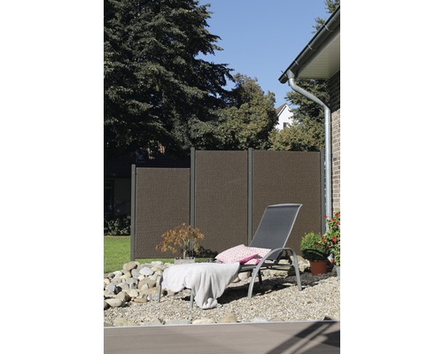 Gartenansicht mit Sichtschutzzaun und Liegestuhl