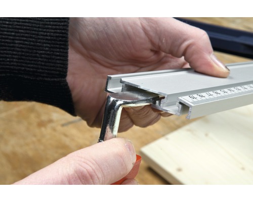 Montage einer Führungsschiene mit einem Winkel Schraubenschlüssel