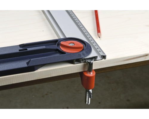 Winkelmesser mit Skala und Schraubzwinge auf einer Holzplatte