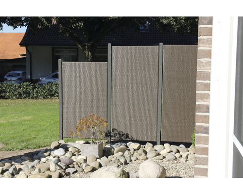 Clôture de jardin en métal et éléments en WPC pour délimiter la propriété