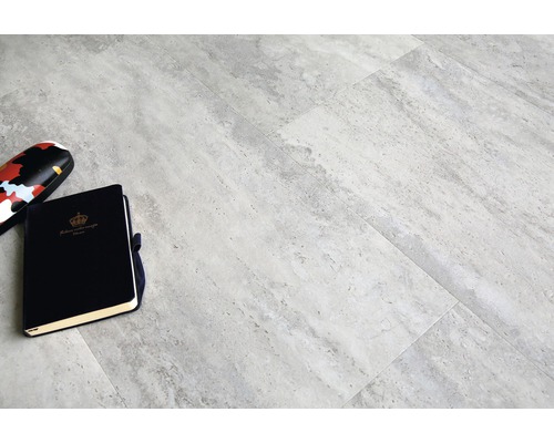 Carrelage de sol gris avec carnet et étui à lunettes