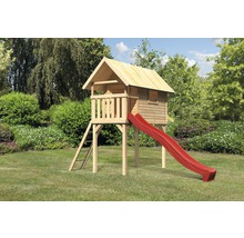 Cabane de jeux en bois avec toboggan rouge et échelle dans le jardin