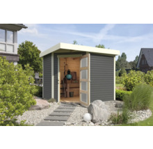 Abri de jardin avec portes ouvertes dans un jardin paysager.