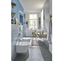 Modernes Badezimmer mit Toilette, Bidet, Waschbecken und grauen Bodenfliesen