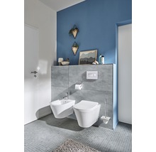 Modernes Badezimmer mit Toilette, Bidet und grauen Fliesen