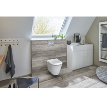 Badezimmer mit Dachfenster, wandhängendem WC, Waschtischunterschrank und Heizkörper