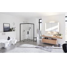 Helles Badezimmer mit Dusche, Waschtisch und Toilette für ein modernes Ambiente.