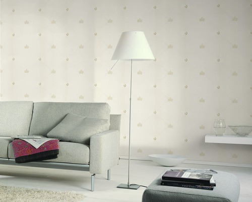 Wohnzimmer mit Sofa, Stehlampe und Tapete mit Kronenmuster