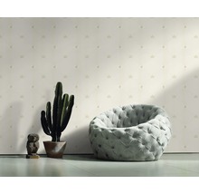 Vue d''une pièce avec papier peint à motifs, fauteuil, cactus et décoration