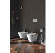 Badezimmer mit wandhängendem WC, Bidet, Toilettenpapierhalter und WC-Bürste