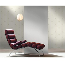 Scène d''intérieur avec fauteuil, lampadaire et papier peint à motifs