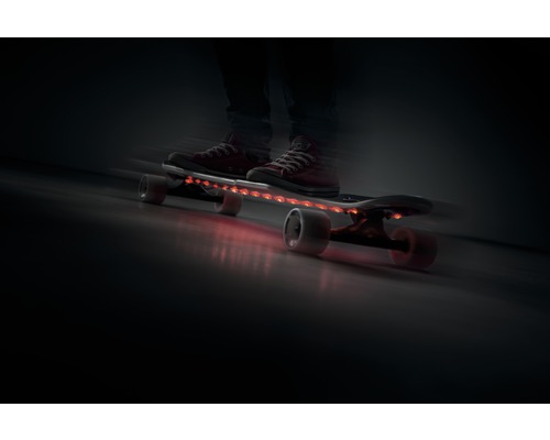 Person auf Skateboard mit LED-Beleuchtung