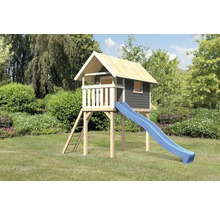 Maisonnette avec toboggan et échelle dans le jardin.