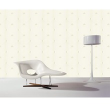 Salon avec papier peint à motifs, fauteuil et lampadaire
