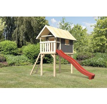 Cabane de jeux en bois avec toboggan et échelle dans le jardin