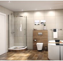 Helles Badezimmer mit Dusche, Toilette und Badewanne