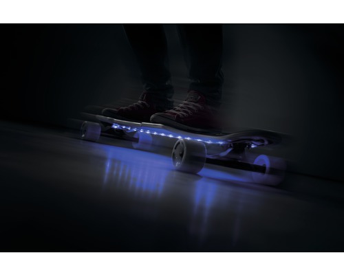 Skateboard avec éclairage LED bleu en mouvement
