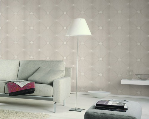 Salon avec un canapé, un lampadaire et un papier peint à motifs
