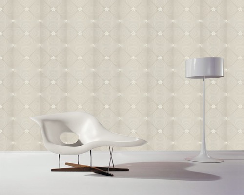 Scène avec papier peint à motifs, fauteuil et lampadaire