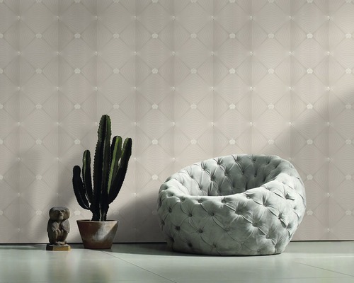 Vue d''une pièce avec papier peint à motifs, fauteuil et décoration