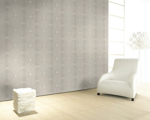 Pièce lumineuse avec papier peint à motifs, fauteuil et lampe